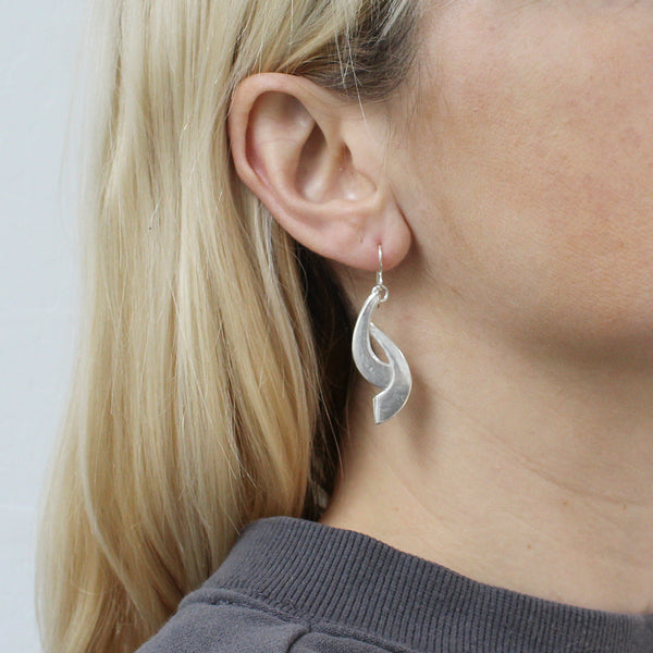 Small Interlocking 3D Swoops Wire Earrings