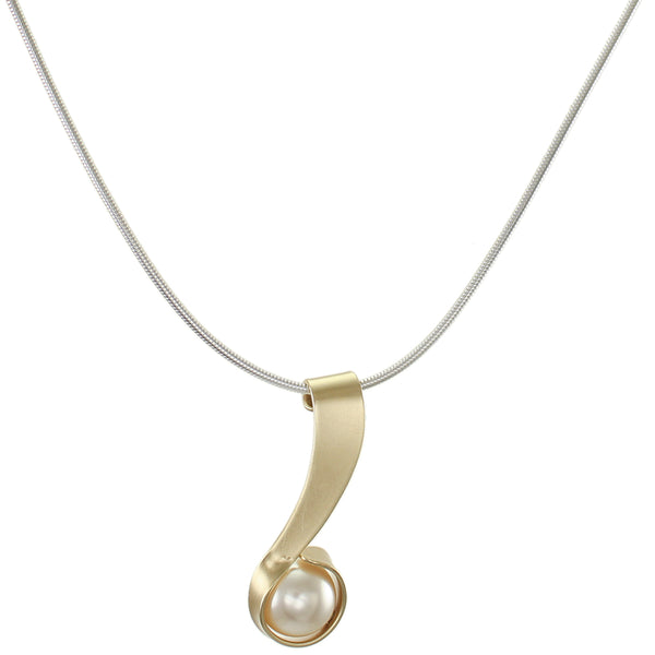 Curl with Pearl Necklace