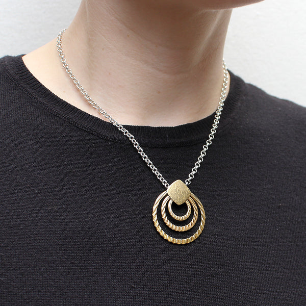 Rounded Square with Textured Rings on Link Chain Necklace