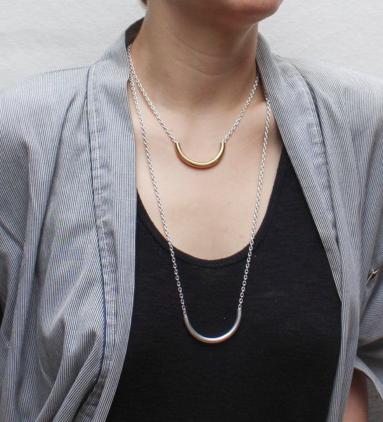 Short Curved Tube on Link Chain Necklace